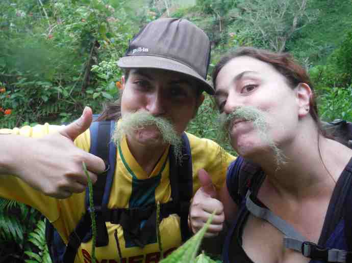Gaëlle et Floriane avec des moustaches (de la mousse qui pousse entre 800 et 900m d'altitude... on se rapproche du lac !)